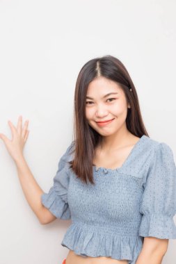 Beyaz arka planda mutlu genç gülümseyen Asyalı kadınlar