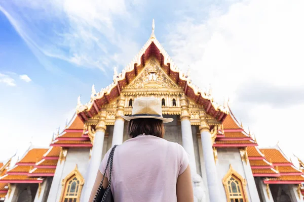 Turistické ženy cestují v buddhistickém chrámu — Stock fotografie