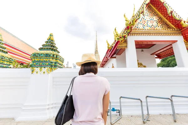 Туристические женщины путешествуют в буддийском храме — стоковое фото