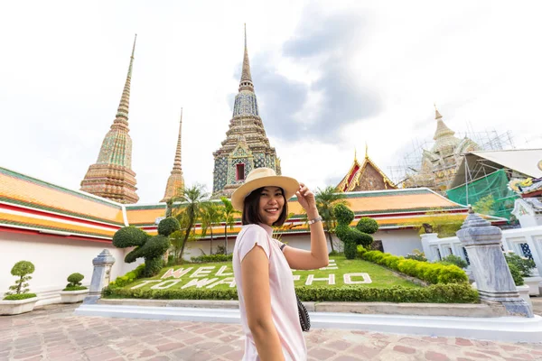 Tourist women travel in buddhist temple — Stock Photo, Image