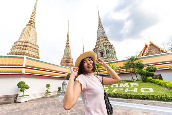 Le donne turistiche viaggiano nel tempio buddista — Foto Stock