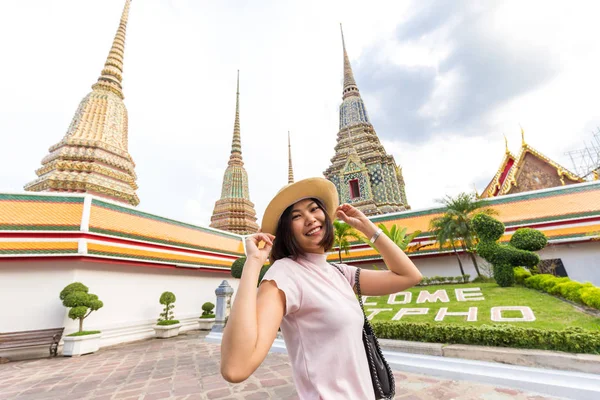 Turistické ženy cestují v buddhistickém chrámu — Stock fotografie