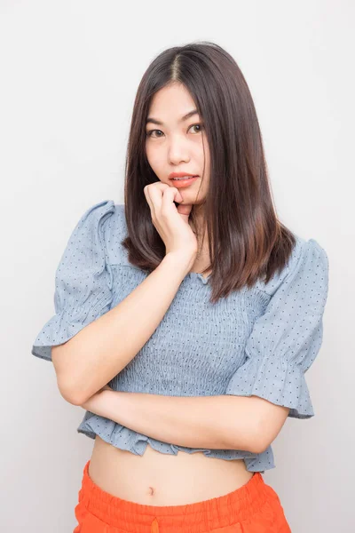 Boldog fiatal mosolygó ázsiai nők fehér háttér — Stock Fotó