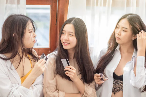 Shopping e business concept gruppo di asiatiche giovani donne con cr — Foto Stock