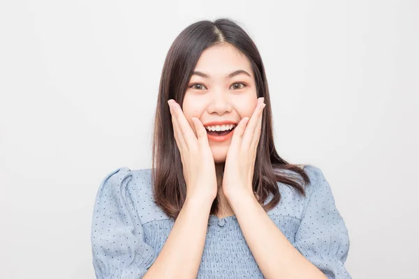 흰색 배경에 행복한 젊은 미소 아시아 여성 — 스톡 사진