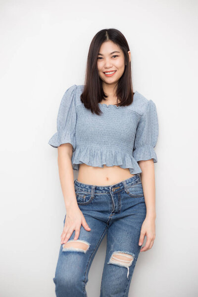 Счастливые молодые улыбающиеся азиатские женщины на белом фоне
