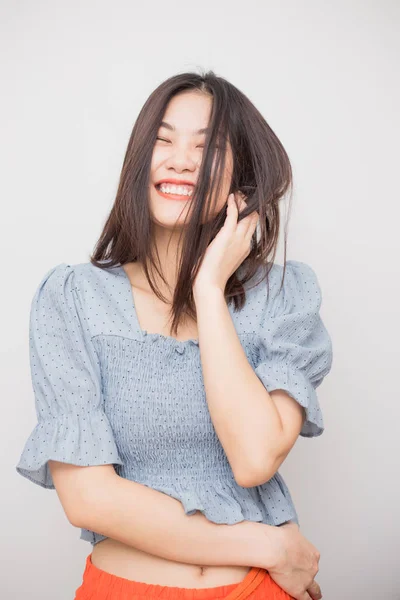 Happy Young leende asiatiska kvinnor på vit bakgrund — Stockfoto