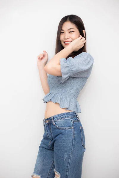 Feliz joven sonriente asiático mujeres en blanco fondo —  Fotos de Stock