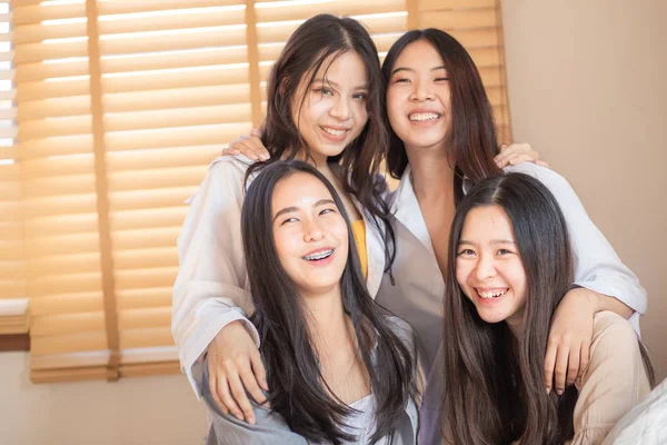 Réunion groupe de jeunes asiatiques femmes asiatiques parler et rire dans — Photo