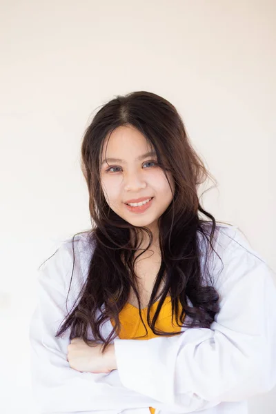 Retrato de feliz joven asiático sonriente mujeres —  Fotos de Stock