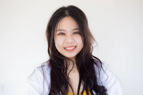 Retrato de feliz joven asiático sonriente mujeres —  Fotos de Stock