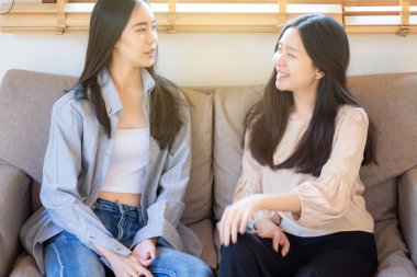 Neşeli Asyalı kadın dostu portre birlikte konuşmak