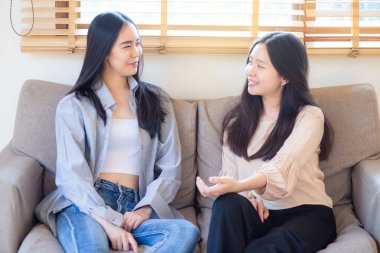 Neşeli Asyalı kadın dostu portre birlikte konuşmak