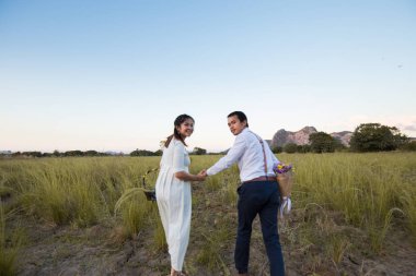 Yeşil alanda birlikte koşan bir çift aşk.