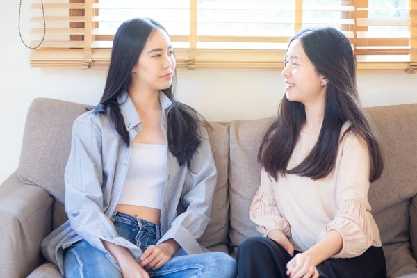 Retrato de mulheres asiáticas alegres conversa amigável juntos — Fotografia de Stock