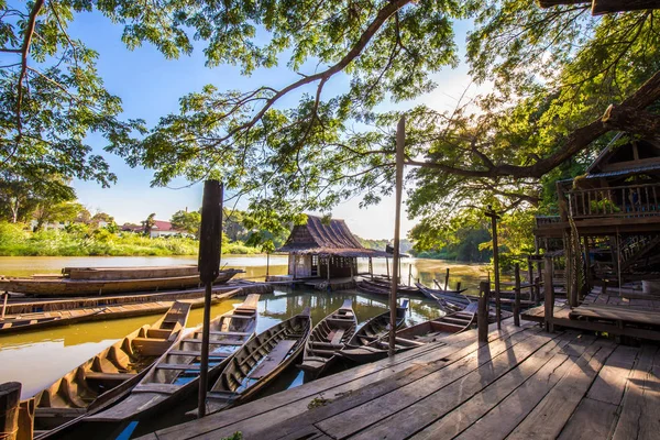 Barco de madera en muelle de estilo casa oriental en río local — Foto de Stock