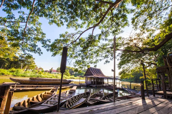 Barco de madera en muelle de estilo casa oriental en río local — Foto de Stock