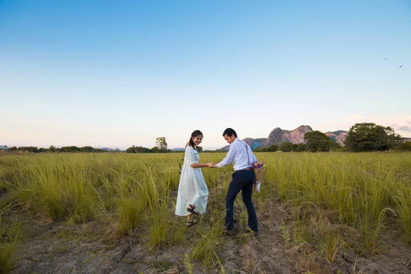 Пара кохання біжить разом у зеленому полі — стокове фото