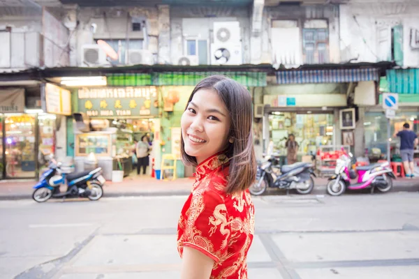 Портрет красивой азиатской девушки в красном китайском мечтает в Чин — стоковое фото