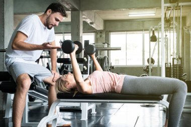 Spor salonunda Sağlıklı yaşam tarzı çift egzersiz ağırlık eğitim spor