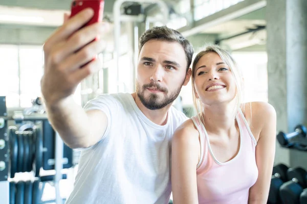 Casal esporte caucasiano tirar selfies foto após o exercício no ginásio — Fotografia de Stock