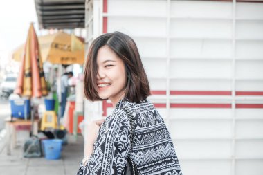 Şehir yaşam tarzı asya gülümseyen kadınlar şehirde yürüyüş