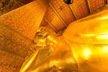 Wat Pho tapınağında altın yatan büyük buda heykeli