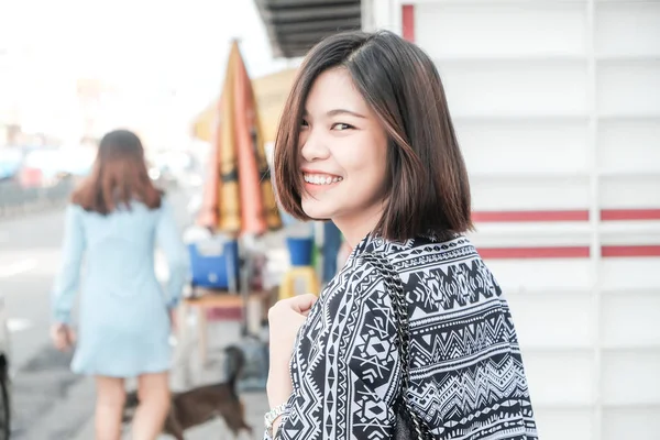 Ciudad estilo de vida asiático sonriente mujeres caminando en la ciudad —  Fotos de Stock