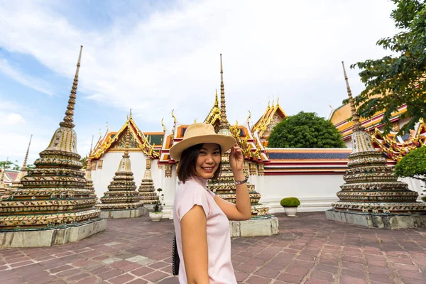 Las mujeres turísticas asiáticas viajan en el templo budista — Foto de Stock