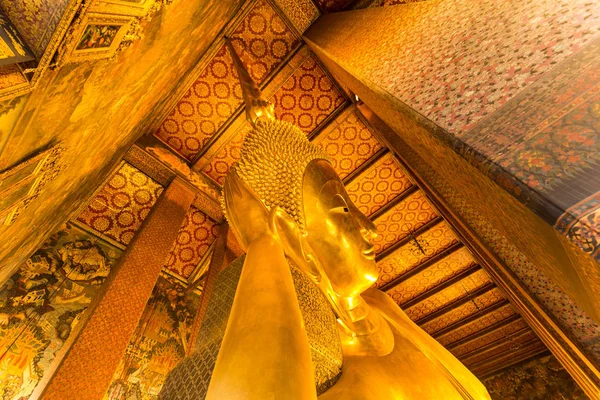 Goldene liegende große Buddha-Statue im wat pho Tempel — Stockfoto