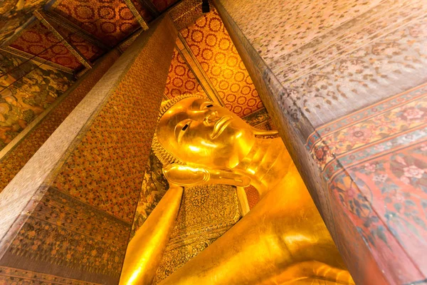 Goldene liegende große Buddha-Statue im wat pho Tempel — Stockfoto