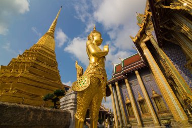 Büyük saray tapınağı Wat Phra Kaew altın melek standı