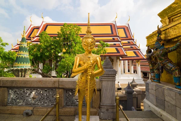 Caballero ángel de oro en el templo del Gran Palacio Wat Phra Kaew — Foto de Stock