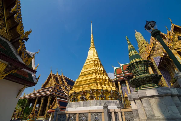 Golden pagoda of grand palace buddhist temple — Stock Photo, Image