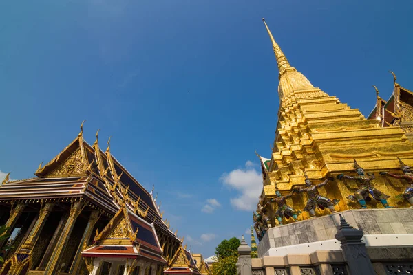 Golden pagoda of grand palace buddhist temple — Stock Photo, Image