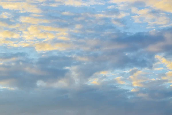 Dramatyczne kolorowe niebo zachód słońca z chmury — Zdjęcie stockowe
