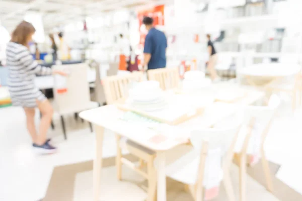 Pessoas desfocadas comprando móveis decoração de casa na loja — Fotografia de Stock