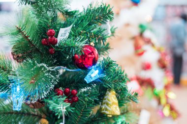 Bulanık bokeh ile noel ağacında güzel dekore nesne 