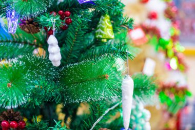 Bulanık bokeh ile noel ağacında güzel dekore nesne 