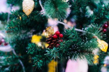Bulanık bokeh ile noel ağacında güzel dekore nesne 