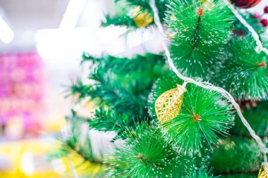 Bulanık bokeh ile noel ağacında güzel dekore nesne 