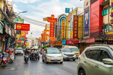 Chinatown, Bangkok - 7 Aralık: 7 Aralık 2018 tarihinde Bangkok'taki Chinatown'un ana caddesi Olan Yaowarat yolunda ki turistler ve trafik. Chinatown Bangkok ünlü dönüm noktası biridir.