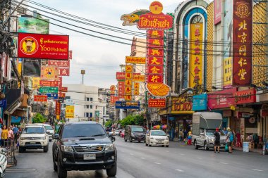 Chinatown, Bangkok - 7 Aralık: 7 Aralık 2018 tarihinde Bangkok'taki Chinatown'un ana caddesi Olan Yaowarat yolunda ki turistler ve trafik. Chinatown Bangkok ünlü dönüm noktası biridir.