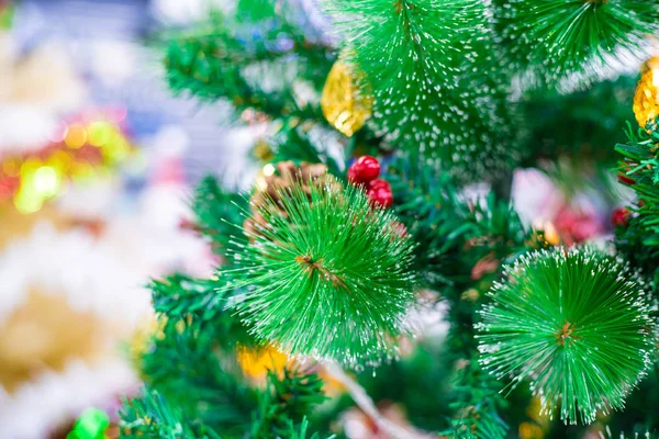 Όμορφο διακοσμημένο αντικείμενο στο χριστουγεννιάτικο δέντρο με θολή bokeh — Φωτογραφία Αρχείου