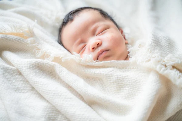 Entzückendes Kleinkind, das auf einer Decke schläft — Stockfoto