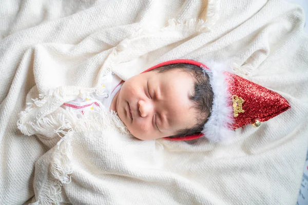 Сон младенца Санта-Клауса украшает шляпа — стоковое фото