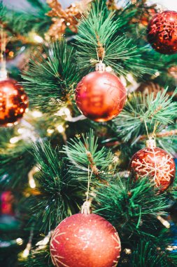 Kırmızı top asılı ile Noel kutlama konsepti gif süslemeleri