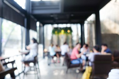 Modern kafede çalışan ve rekreasyon bulanık insanlar