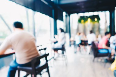 Modern kafede çalışan ve rekreasyon bulanık insanlar