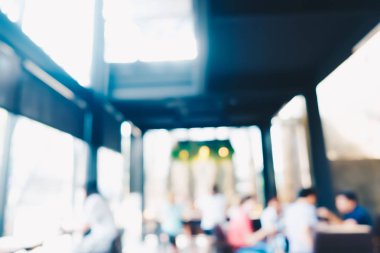 Modern kafede çalışan ve rekreasyon bulanık insanlar